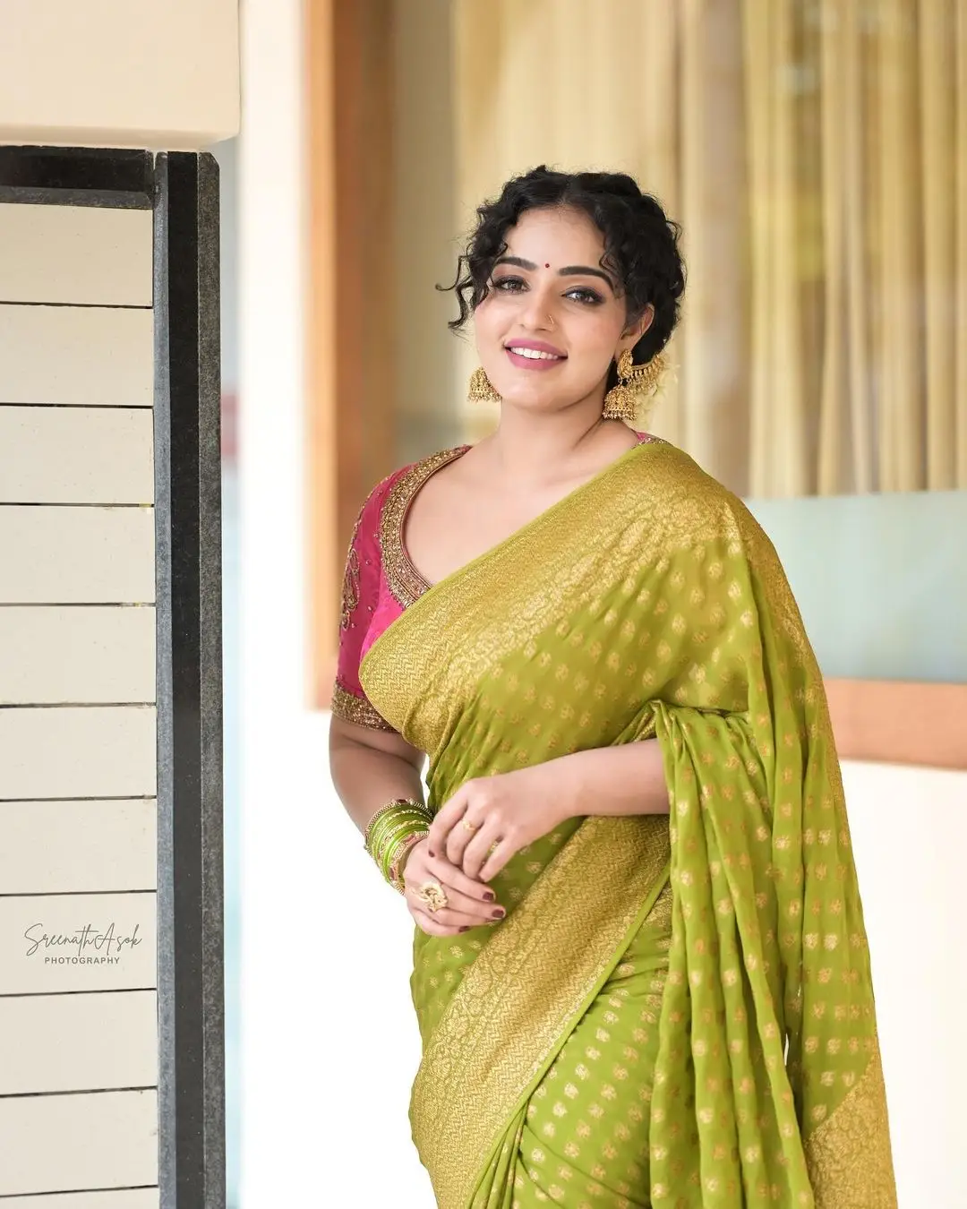 MALAVIKA MENON IN SOUTH INDIAN TRADITIONAL GREEN SAREE RED BLOUSE 15